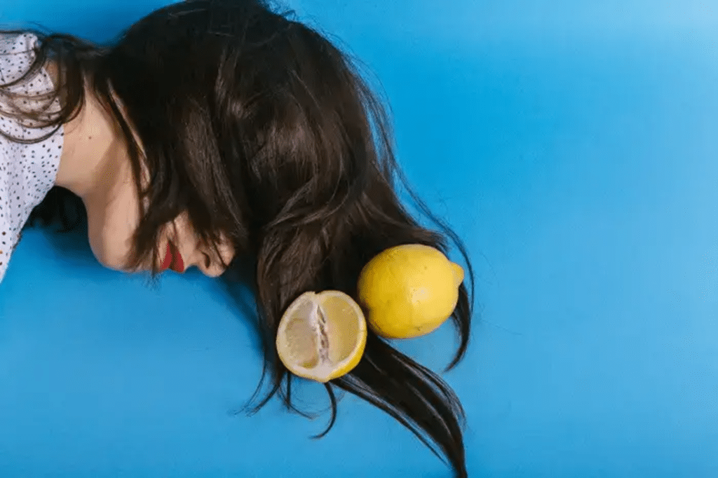 Le jus de citron sur les cheveux