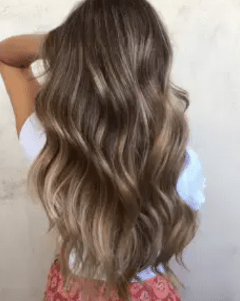 Coloration bronde sur cheveux ondulés