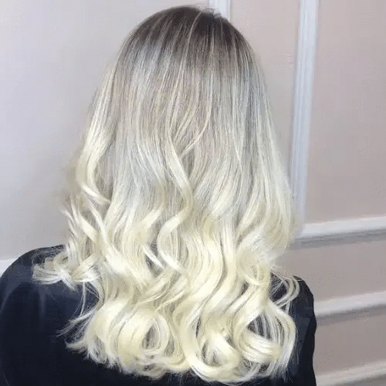 Coloration blond polaire sur cheveux longs