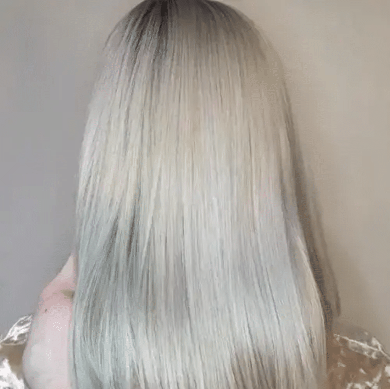 Coloration blond polaire sur cheveux lisses