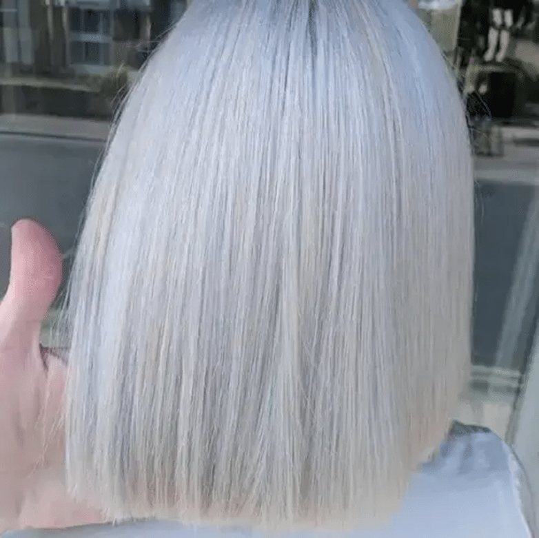 Coloration blond polaire sur cheveux au carré
