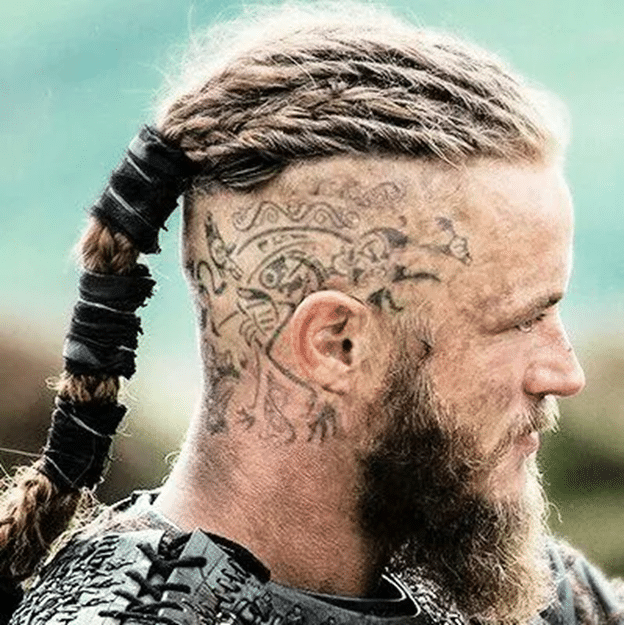 Coiffure viking homme longue