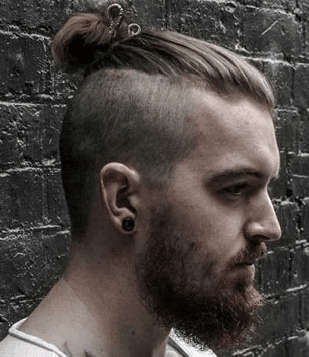 Coiffure viking homme attachée
