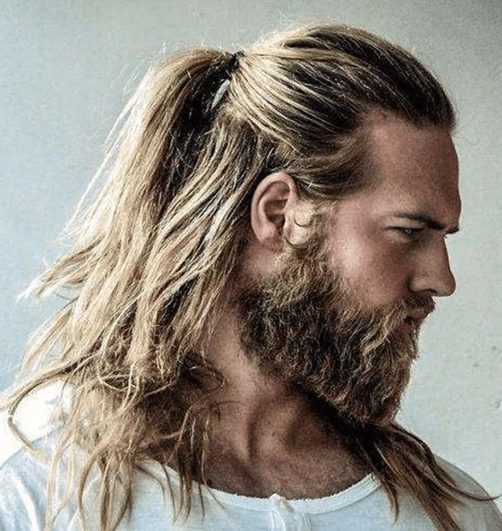Coiffure viking homme très longue
