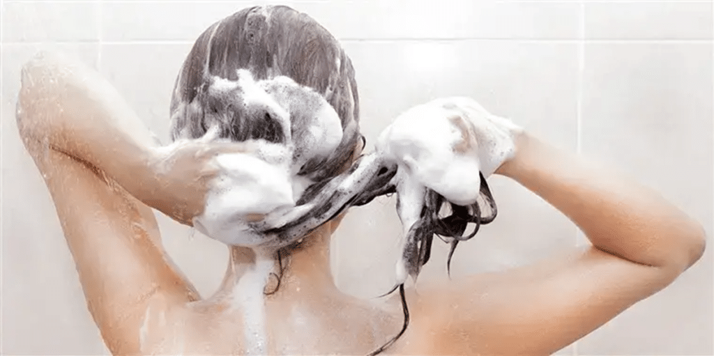 Comment épaissir ses cheveux avec un bon shampoing