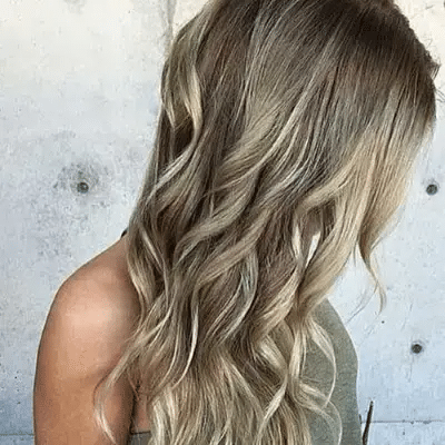 mèches blondes sur cheveux châtains sur cheveux très ondulés