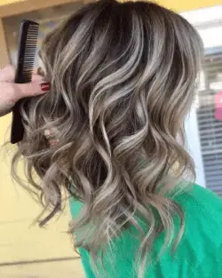 Wavy hair avec mèches blondes sur cheveux bruns