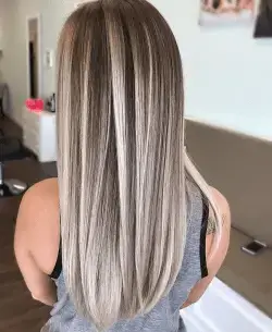 mèches blondes sur cheveux bruns après un lissage brésilien