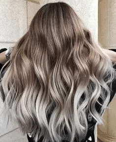 Ondulations longues avec tie and dye blond polaire