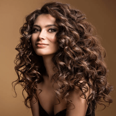 Coiffure femme avec cheveux bouclés