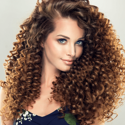 Coiffure femme avec cheveux frisés