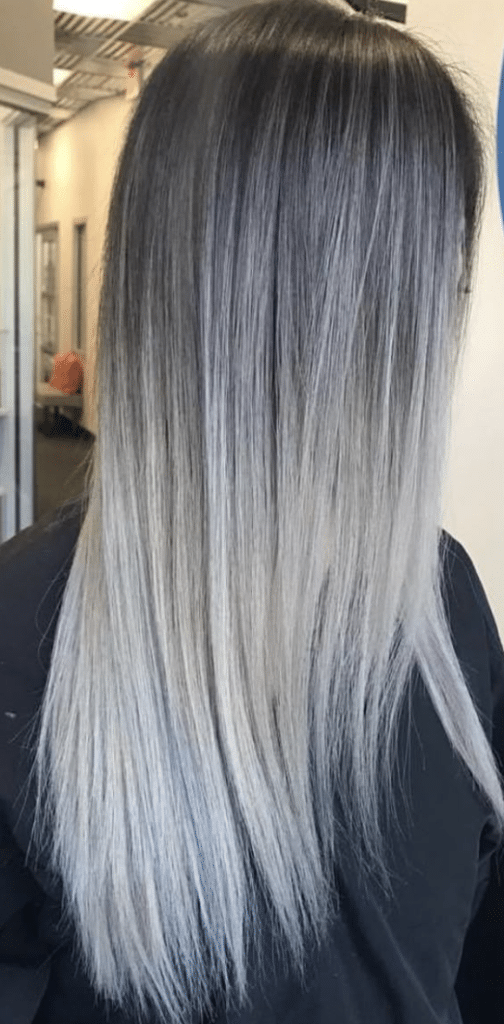 Tie and dye gris sur cheveux lisses